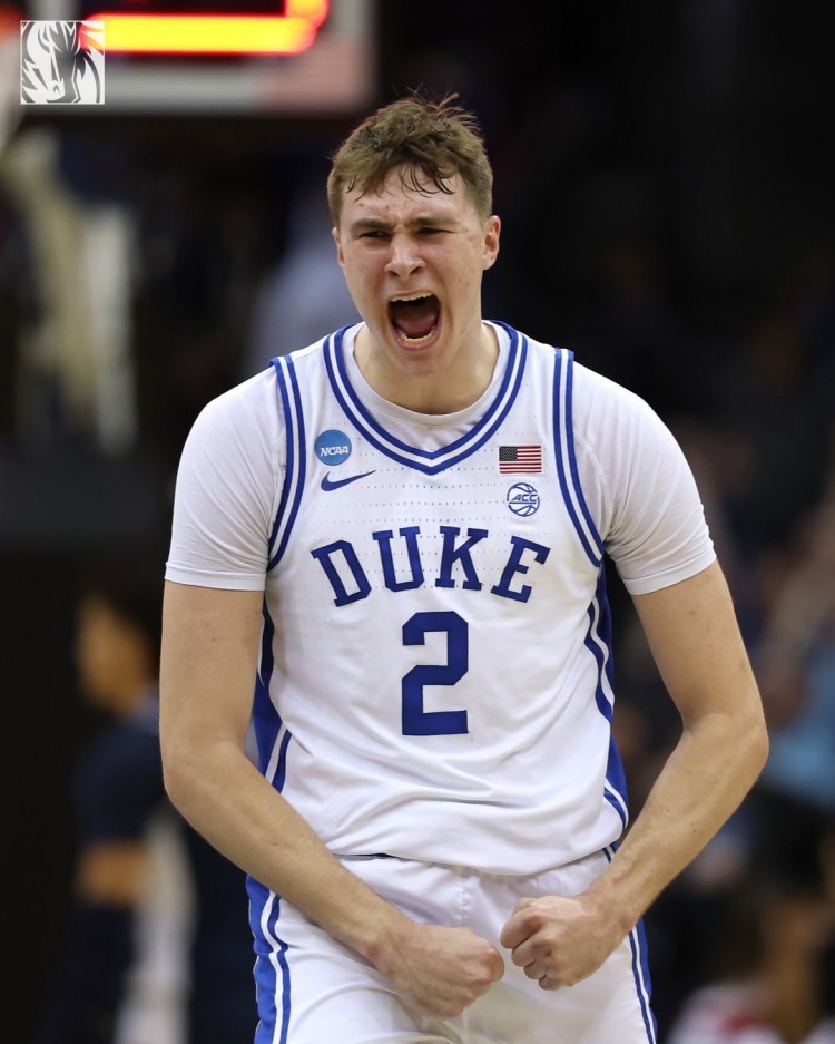 欧冠官方直播平台-疯狂三月来袭！独行侠晒出球员们大学时期帅照！